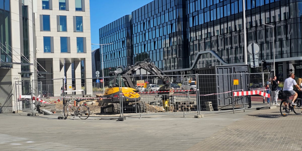 Przy ul. Suchej we Wrocławiu powstaje nowy skwer. Na zdjęciu trwające prace przy użyciu koparki