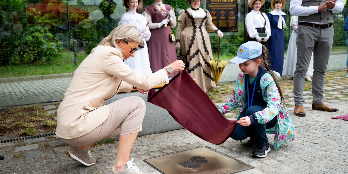 Uroczyste odsłonięcie Alei Gwiazd podczas oficjalnej części obchodów 160 urodzin zoo we Wrocławiu. Na zdjęciu wiceprezydent Renata Granowska wraz z Julią odsłaniają odcisk łapy lwa Turridu, który żył w zoo przed wojną.