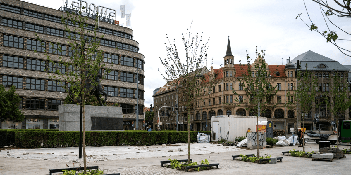 Plac przy pomniku Chrobrego we Wrocławiu coraz bardziej się zazielenia
