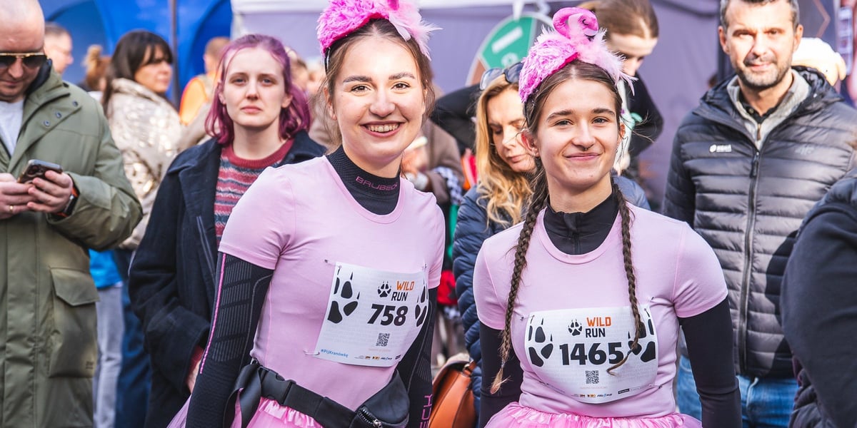 Wild Run 2025 we wrocławskim zoo. Na pierwszym planie 2 młode kobiety przebrane za flamingi