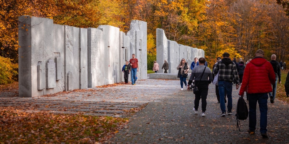 Przechodnie i odnowiony Pomnik Wspólnej Pamięci w parku Grabiszyńskim, 1 listopada 2025