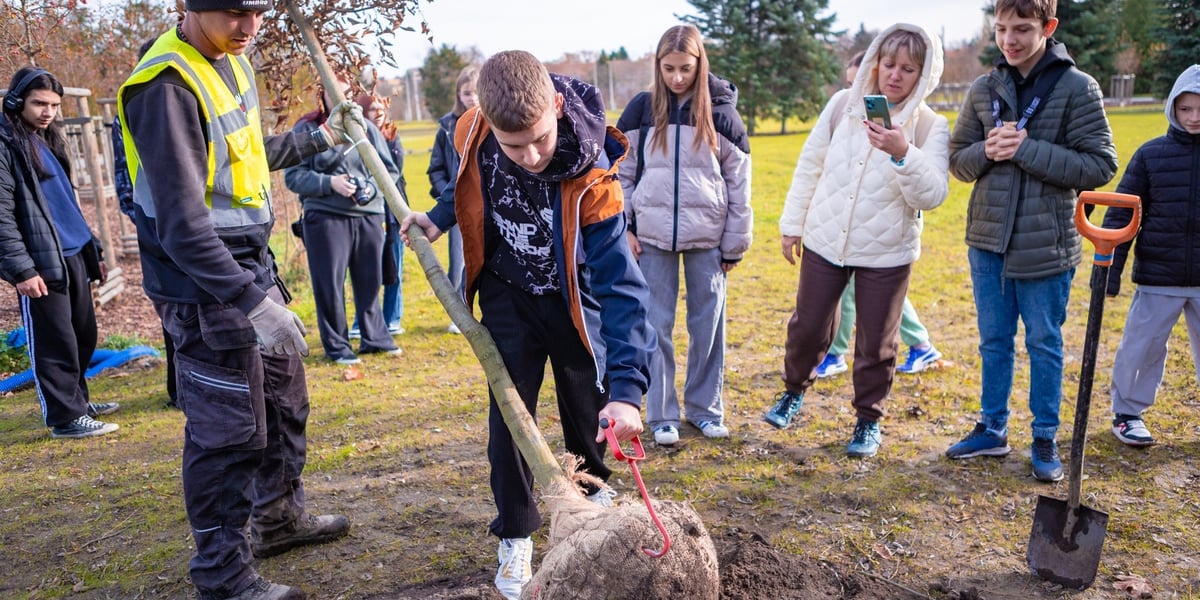 Dzieci z pieczy zastępczej sadzą drzewa w powstających Ogrodach Szczytnickich 