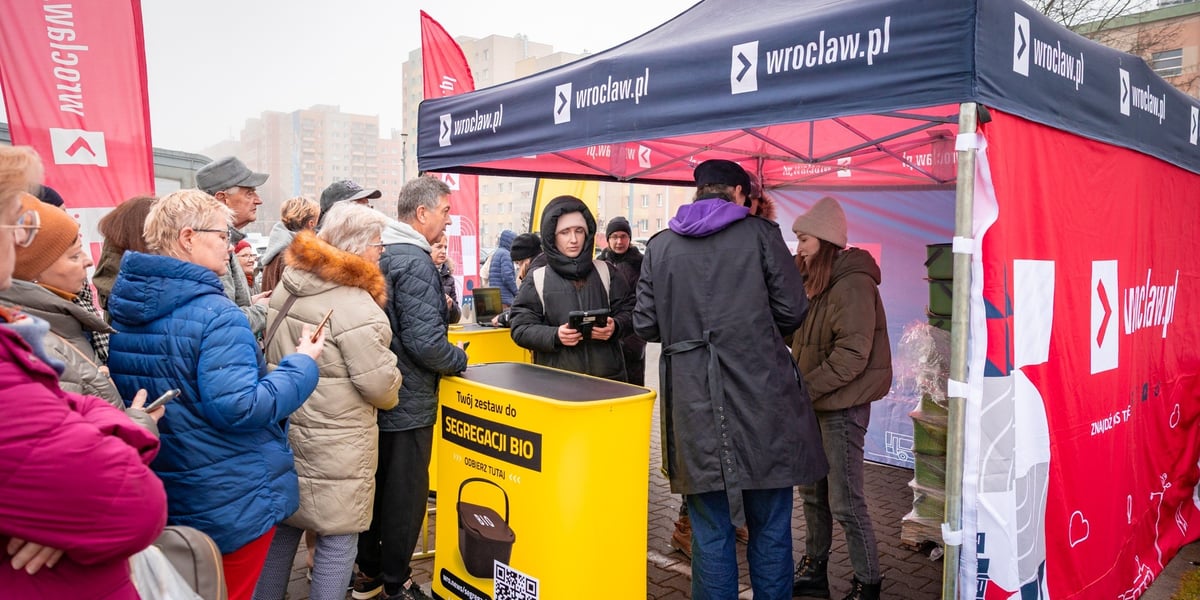 Kolejka przed namiotem, w którym rozdawane są pojemniki na bioodpady, pod Halą Tęcza