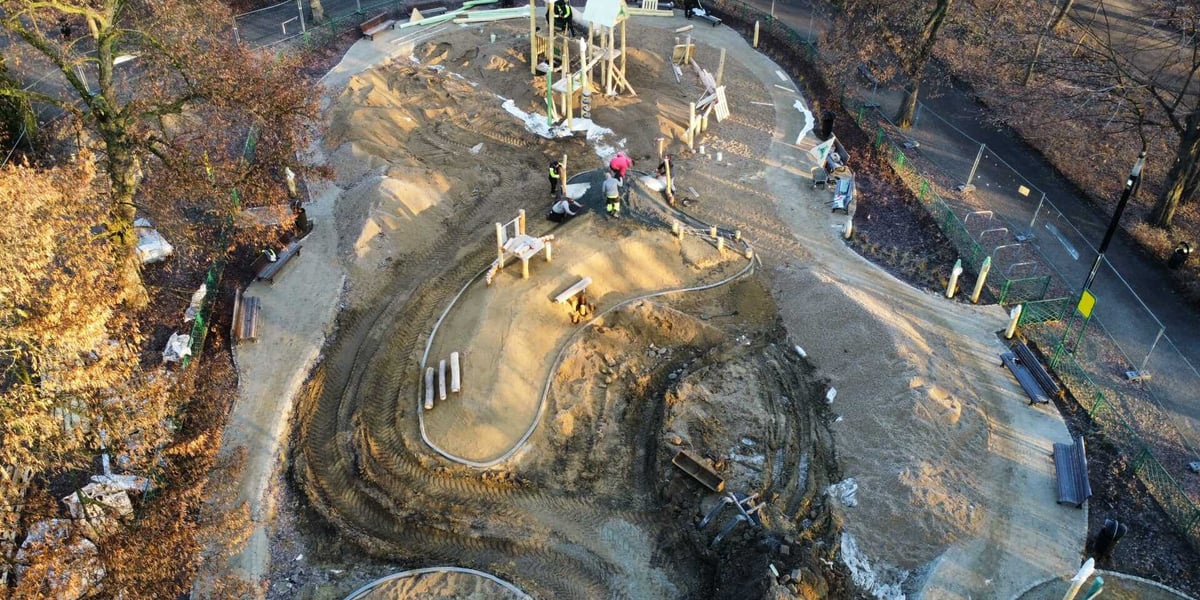 Widok z lotu ptaka na przebudowę terenu dla dzieci. Modernizacja placu zabaw w Parku Południowym.