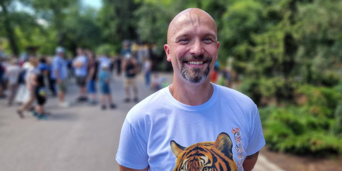 Kamil Guzik, autor filmiku o mundżaku i nosorożcu, brygadzista w sekcji ssaków drapieżnych we wrocławskim zoo. Zdjęcie zostało zrobione podczas odsłonięcia Skweru Czterech Tygrysów w ZOO Wrocław.
