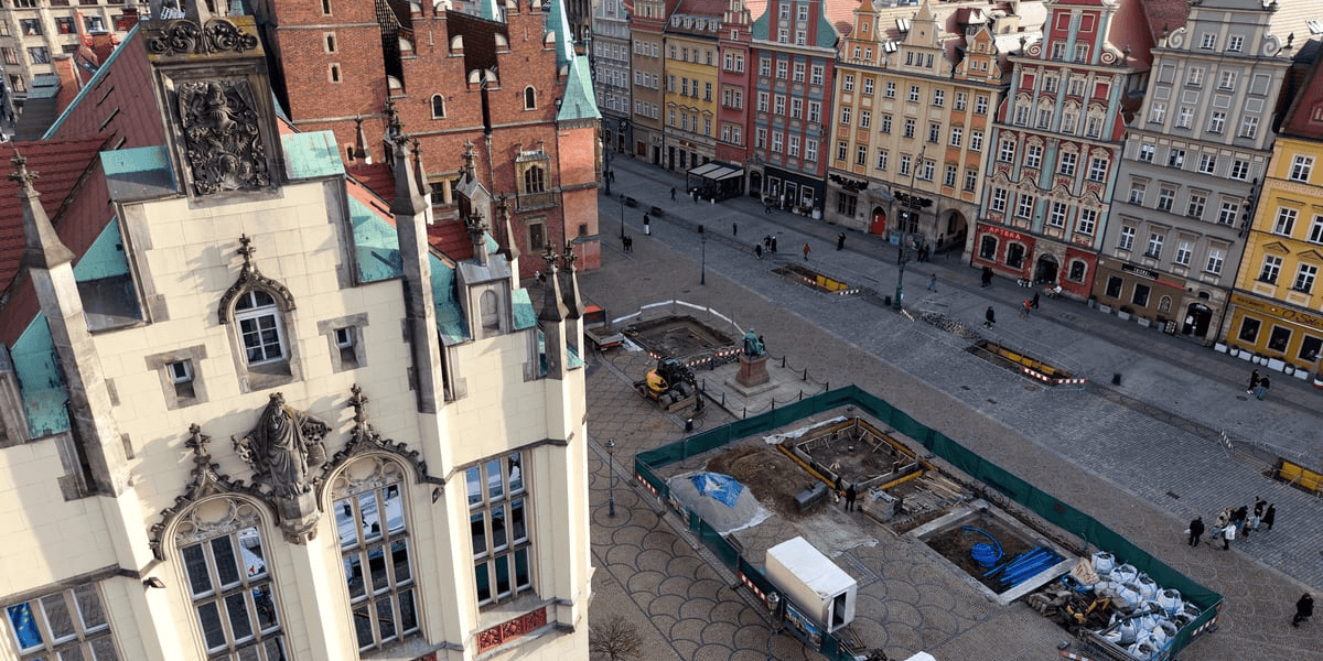 Widok z lotu ptaka na część Rynku, gdzie prowadzone sa prace przy tworzeniu nowych miejsc na posadzenie drzew i roślin