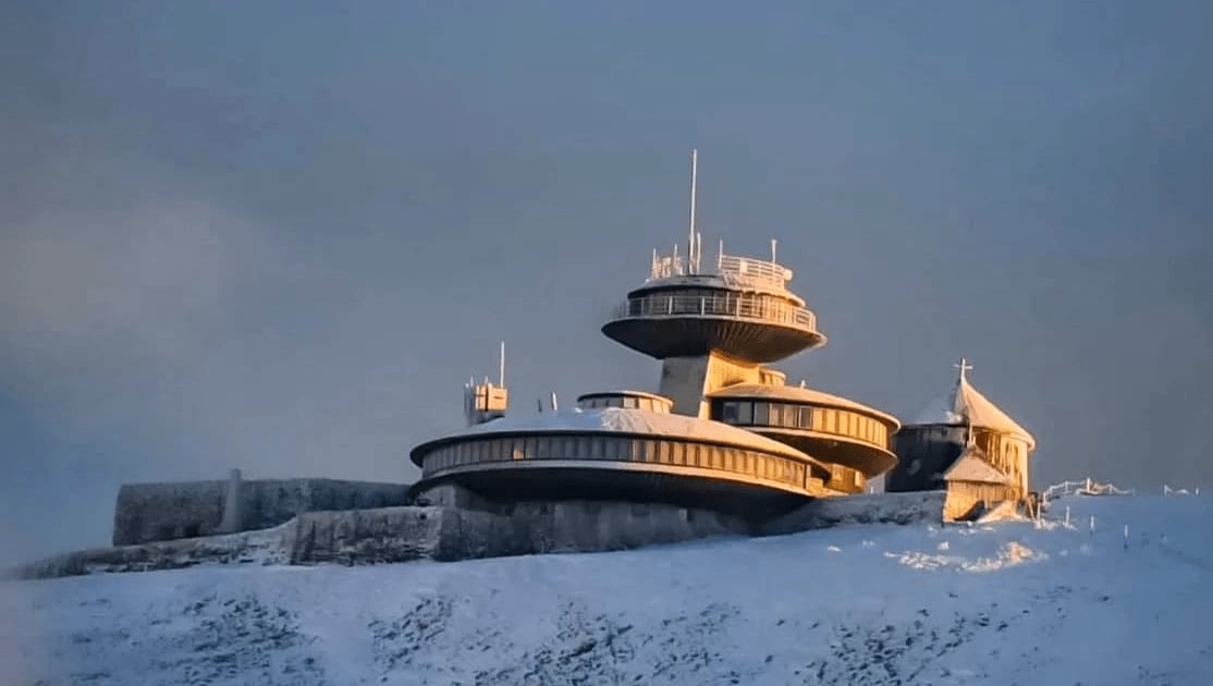 Przetarg na remont kultowych spodków na Śnieżce. Powstanie restauracja