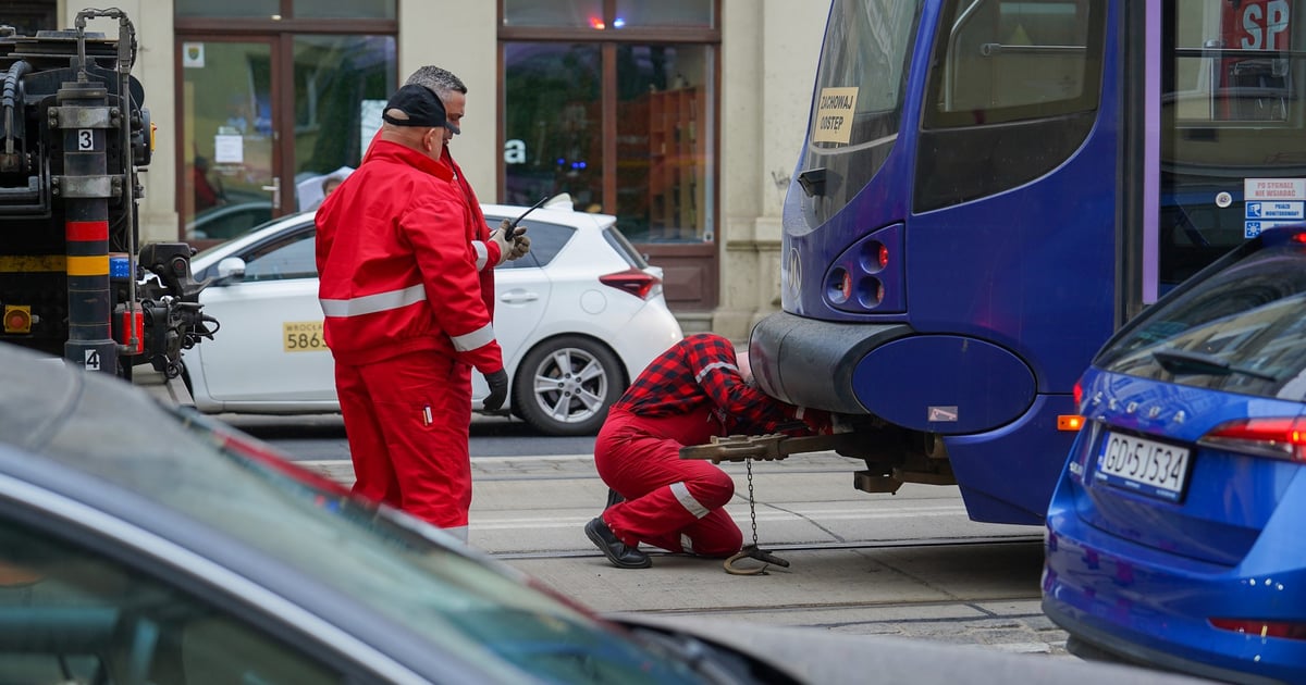 Przy Bastionie Sakwowym wykoleił się tramwaj. Aktualizacja