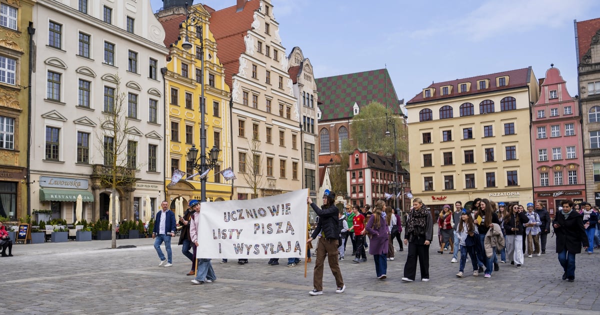 Uczniowie zachęcali dziś w Rynku do manualnego pisania listów | ZDJĘCIA