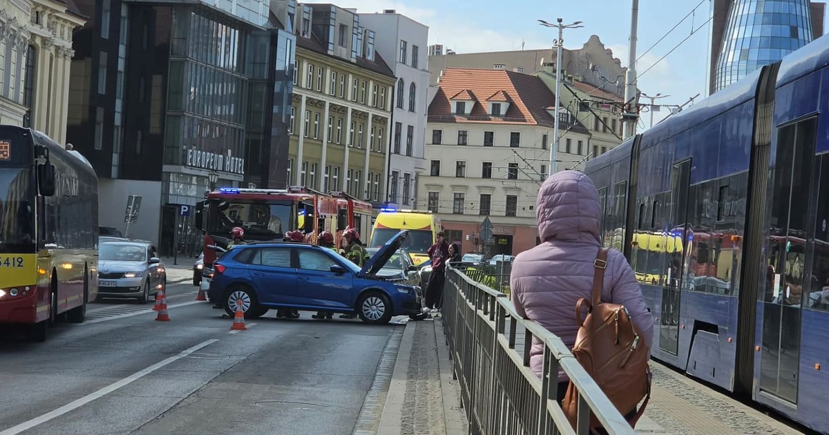 Utrudnienia w centrum z powodu wypadku. Zablokowana jezdnia Kazimierza Wielkiego