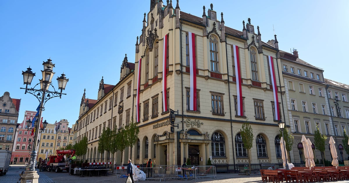 Biało–czerwone flagi na Ratuszu. Wrocław gotowy na majowe Święto Flagi