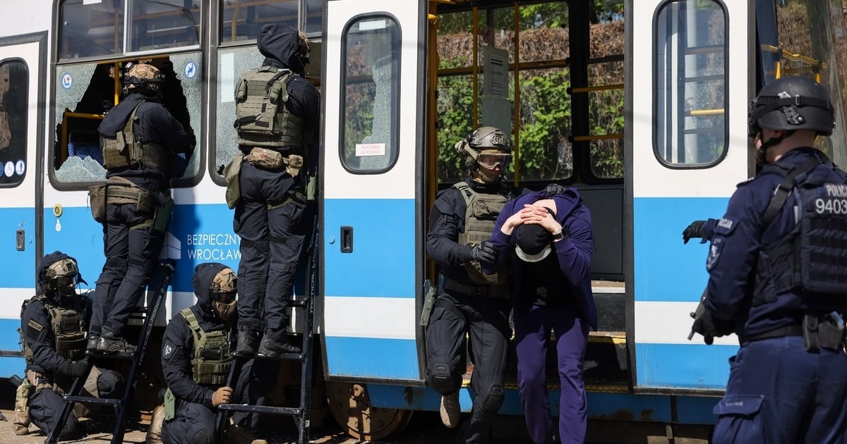 Uzbrojeni napastnicy przejęli tramwaj. Spokojnie, to tylko szkolenia