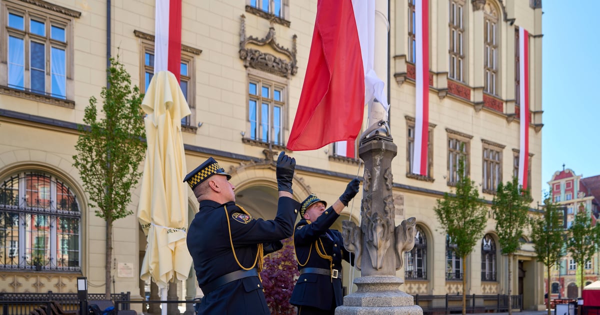 Dziś Dzień Flagi Rzeczypospolitej Polskiej. Uroczystości na wrocławskim Rynku