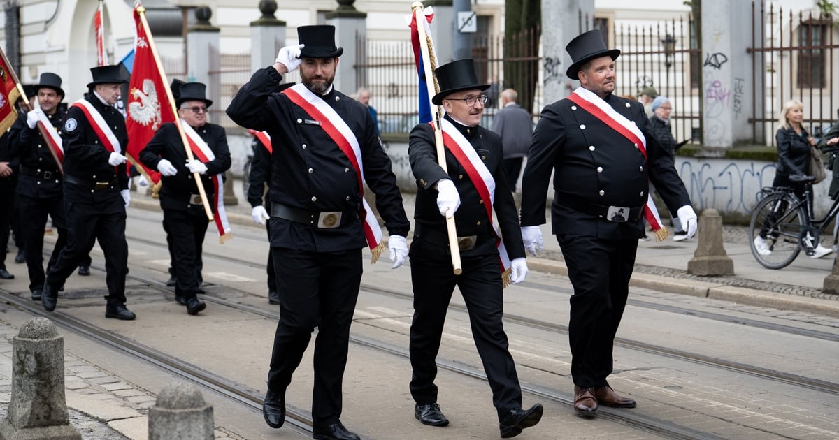 Parada kominiarzy na ulicach Wrocławia. "Najszczęśliwsze miasto na świecie"