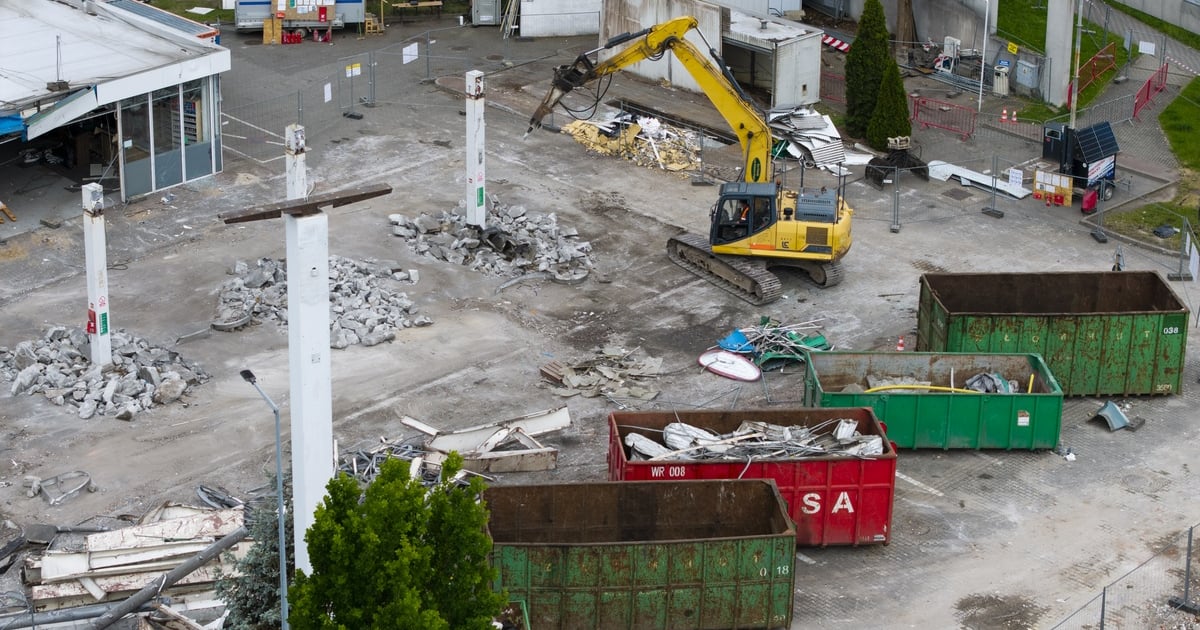 Plac Grunwaldzki: Trwa wyburzanie stacji BP koło Kredki i Ołówka