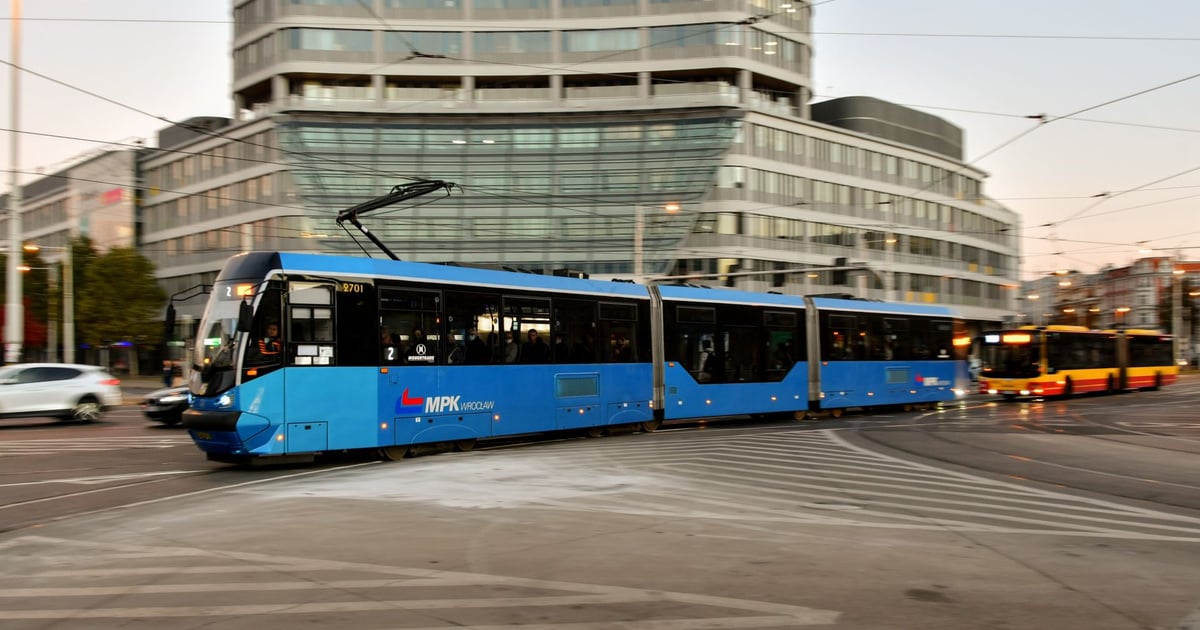 Wymiana zwrotnic na Rondzie Reagana - tramwaje jeżdżą inaczej