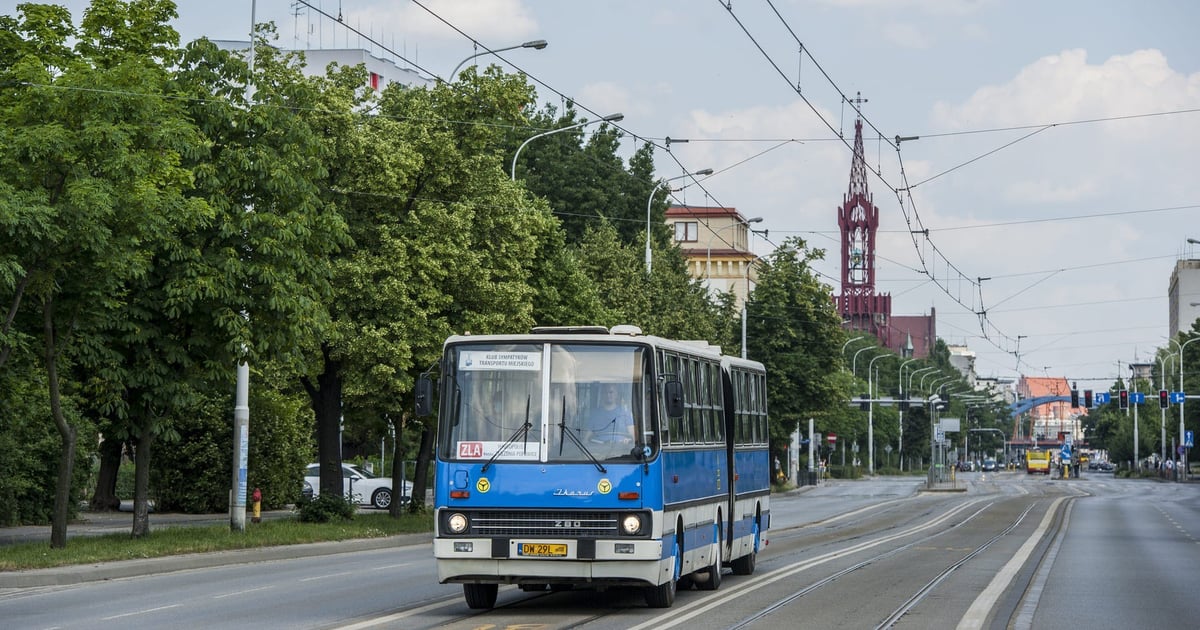 Zabytkowym autobusem z Wrocławia do Muzeum Motoryzacji w Oławie