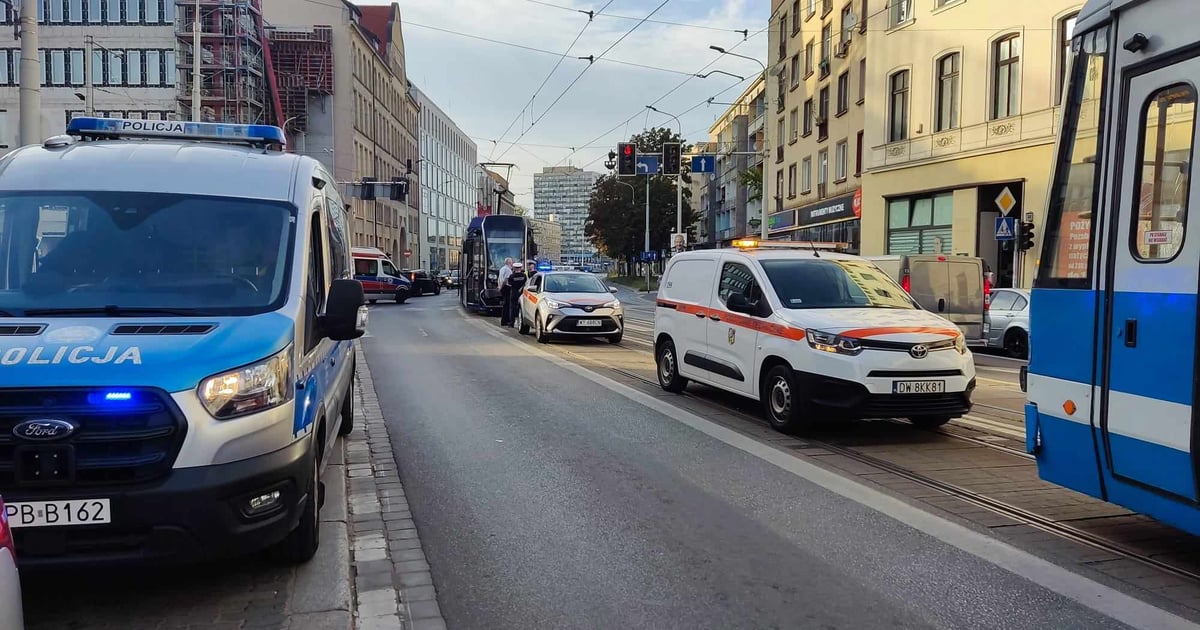 Zderzenie karetki i osobówki na Piłsudskiego i Stawowej. Tramwaje kursują objazdami