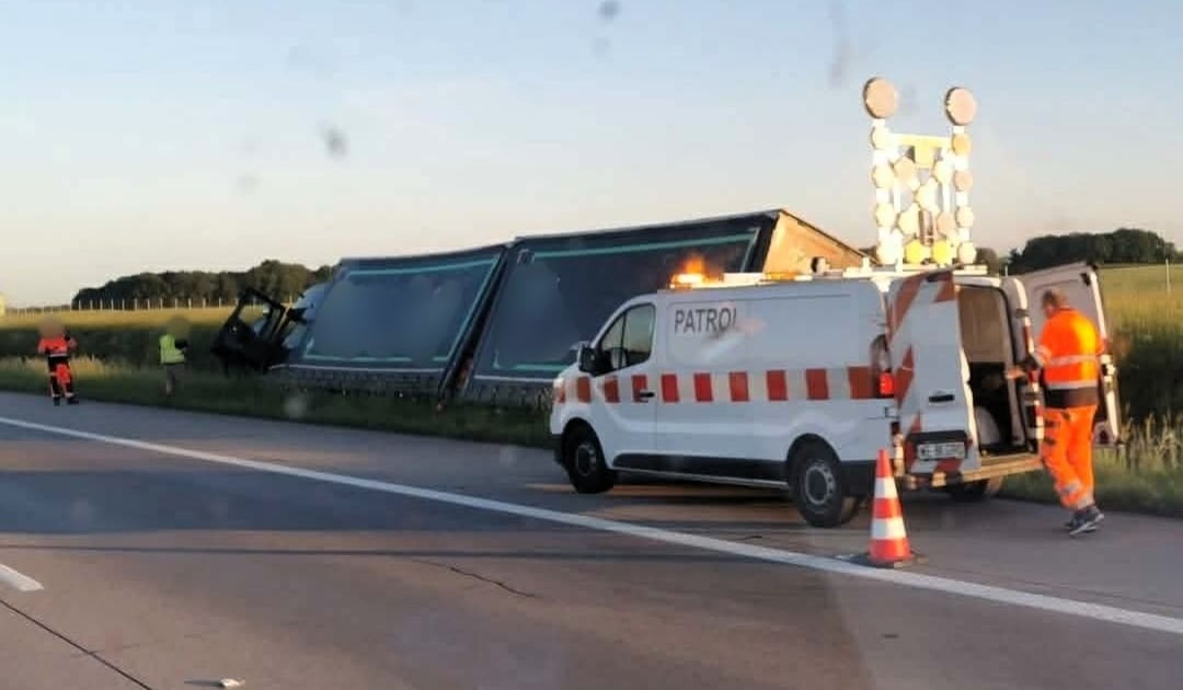 Wielki korek na A4 pod Wrocławiem. Z rowu wyciągają ciężarówkę
