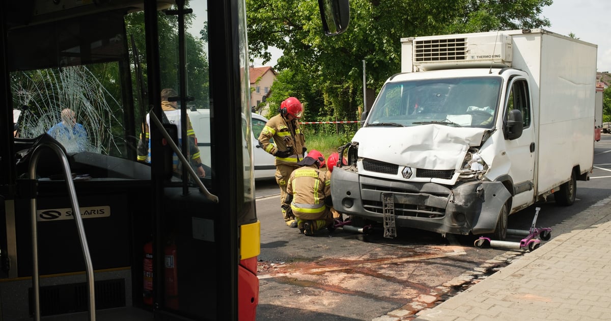 Kolizja na ul. Żernickiej. Autobusy jeżdżą objazdem