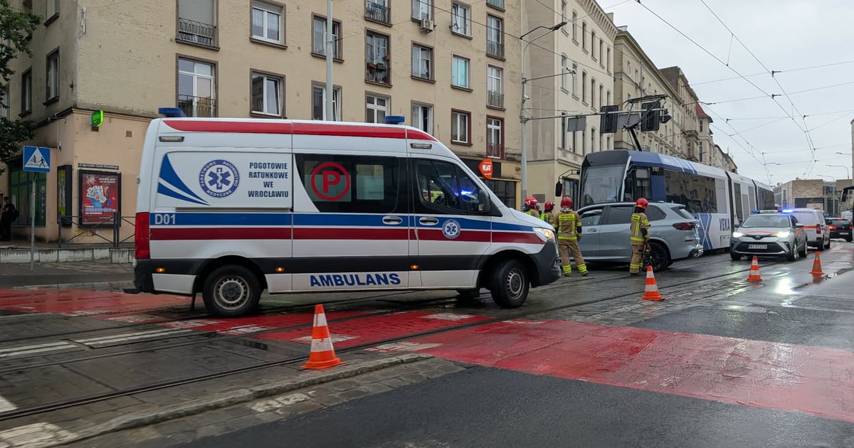 Kolizja tramwaju z samochodem w centrum. Tramwaje jeżdżą objazdem
