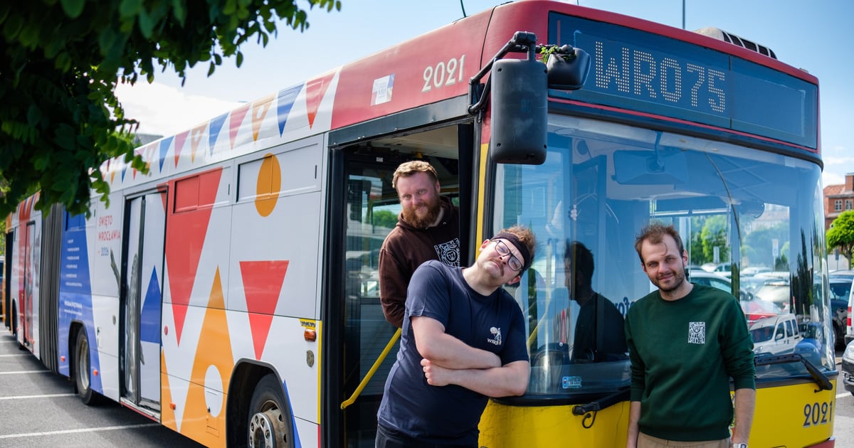 WRO75 – już grają w autobusie. Kiedy i gdzie kolejne próby?