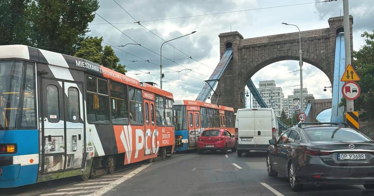 Kolizja tramwaju z samochodem. Brak przejazdu przez Most Grunwaldzki