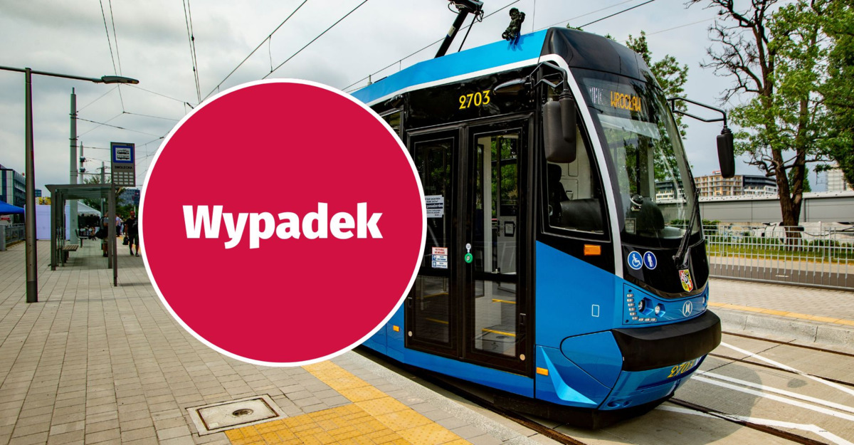 Wypadek na TAT: Tramwaj wjechał w autobus. Cztery osoby poszkodowane