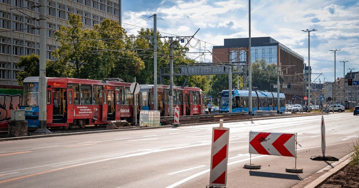 Brak przejazdu przez pl. Społeczny. Tramwaje 2, 10 i 12 jadą objazdami