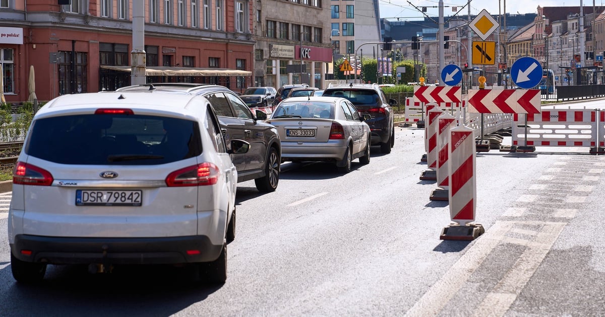Korki na Kazimierza Wielkiego. Stawiają dźwig, ulica zwężona
