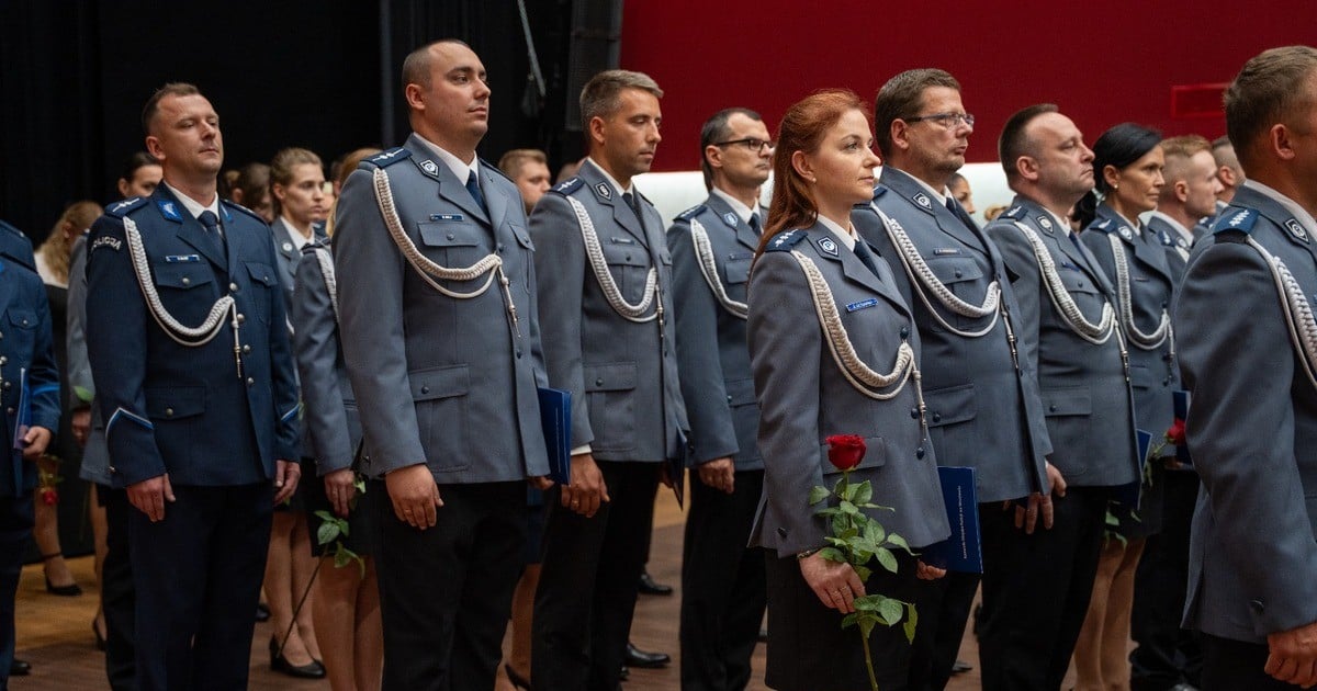 Komenda Miejska Policji we Wrocławiu świętuje. Awanse i odznaczenia. Mamy zdjęcia