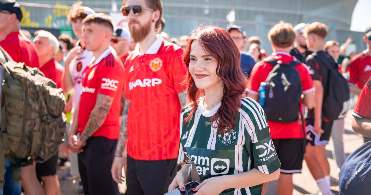 Kibice zmierzają na stadion. Minuty dzielą nas od pierwszego gwizdka