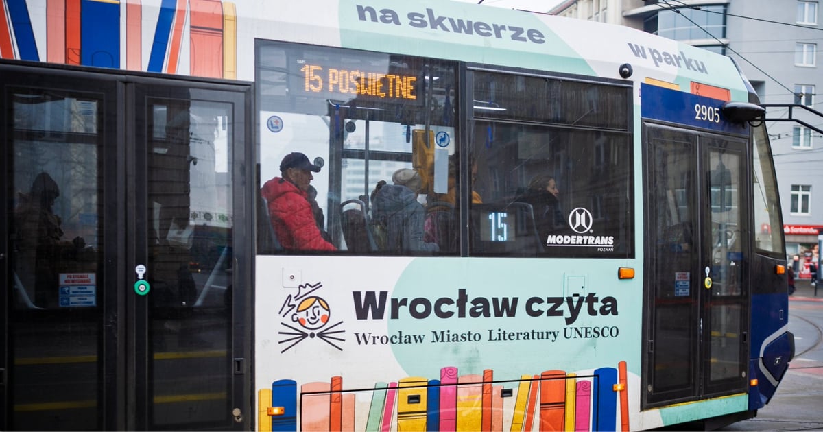 22 sierpnia bezpłatna komunikacja miejska dla pasażerów z książką