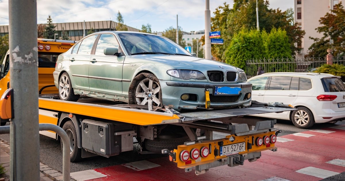 BMW na torowisku, od rana utrudnienia na Legnickiej