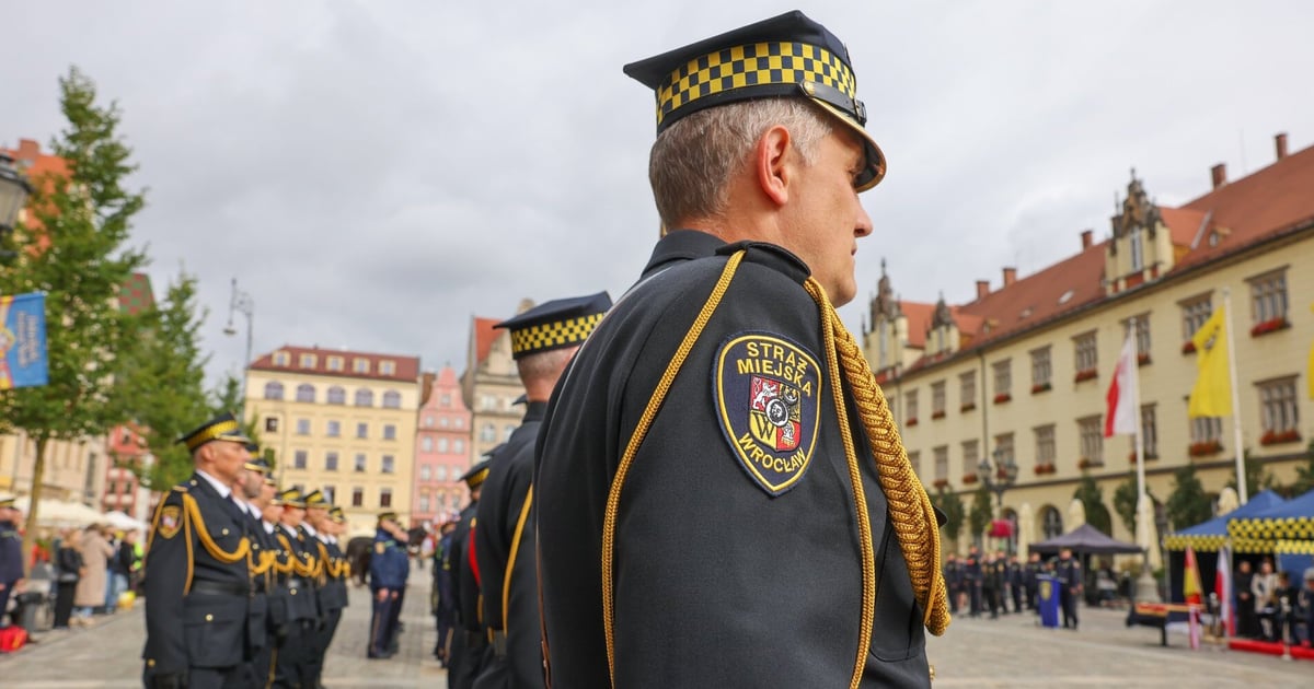 35 lat Straży Miejskiej Wrocławia. Uroczystość na Rynku na zdjęciach