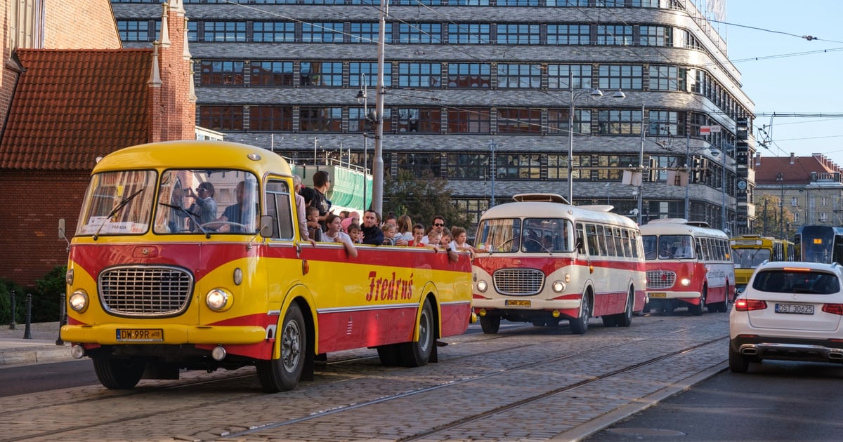 Parada Zabytkowych Autobusów i Tramwajów na ulicach Wrocławia | ZDJĘCIA