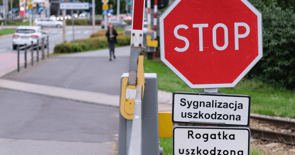 Auto uszkodziło rogatki na przejeździe przy Strzegomskiej. Aktualizacja