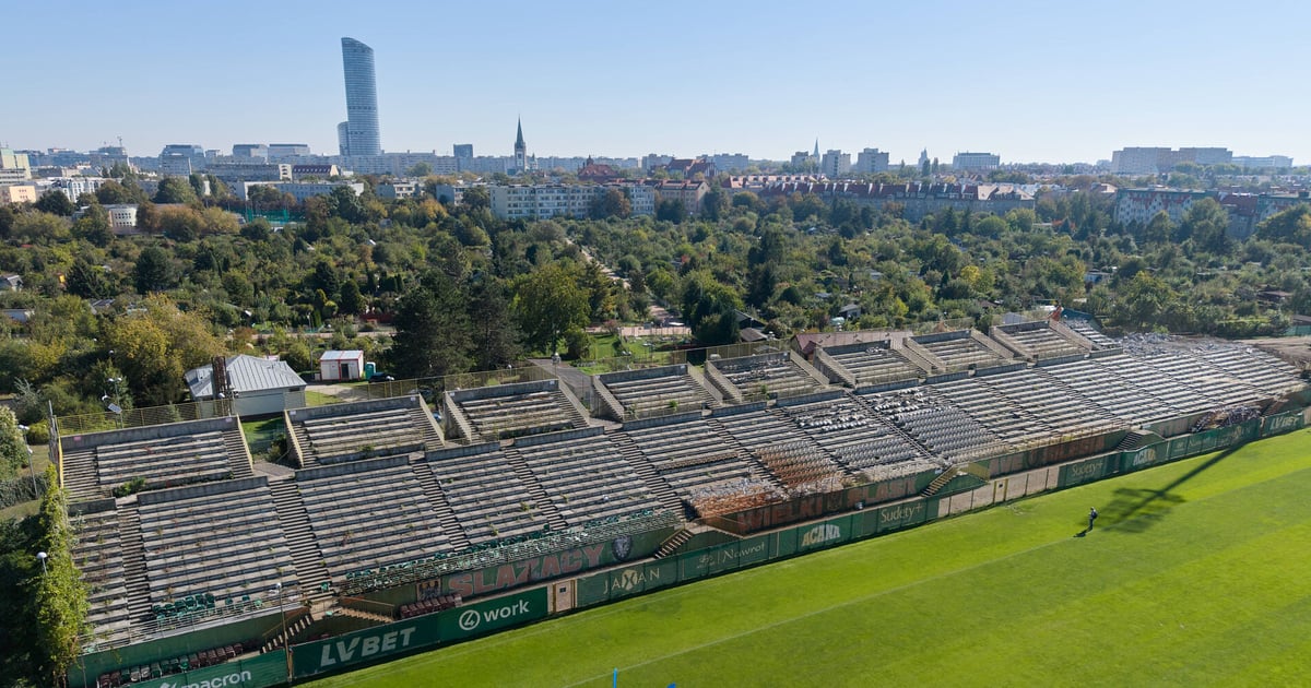 Trybuna do wyburzenia, krzesełka idą dalej. Zmiany na Stadionie Oporowska