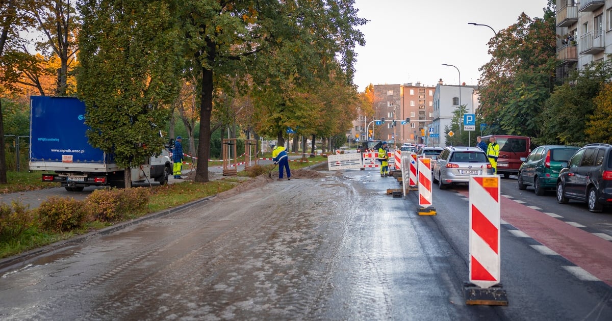 Awaria rurociągu na pl. Orląt Lwowskich. Utrudnienia w ruchu