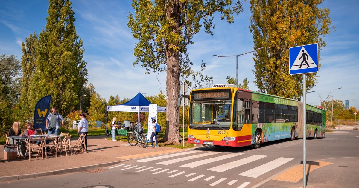Silverbus krąży po wrocławskich osiedlach! Dziś zatrzymał się na pętli przy ul. Zwycięskiej