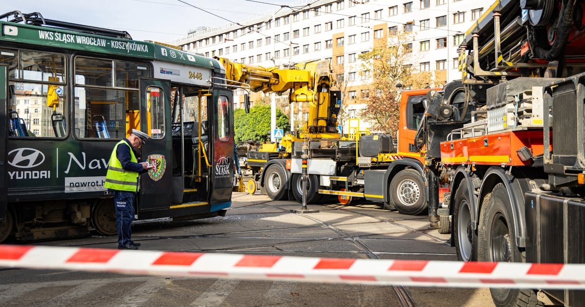 Wypadek autobusu i tramwaju na Rondzie Reagana. Jedna osoba ranna