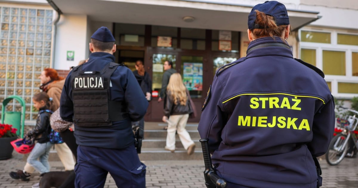 Patrole policji i straży miejskiej przed szkołami [ZDJĘCIA]