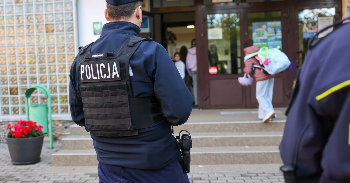 Policjanci przez cały czas patrolują okolice szkół we Wrocławiu. Każdy sygnał jest weryfikowany