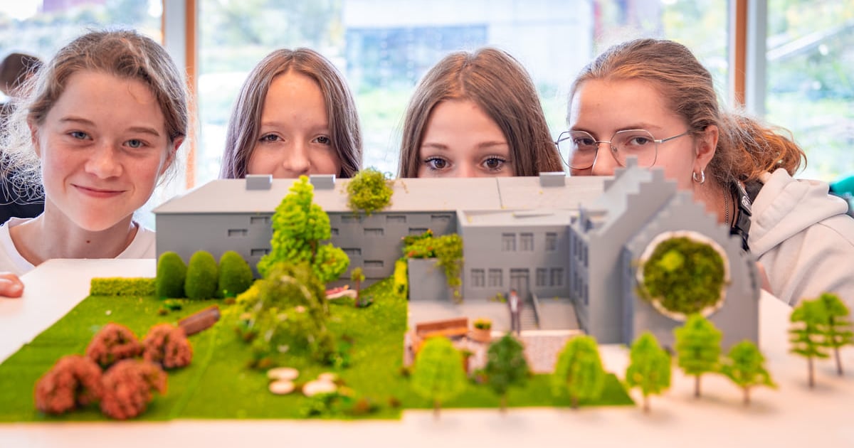 Młodzi projektują zielone tereny przy szkole i przy przedszkolu