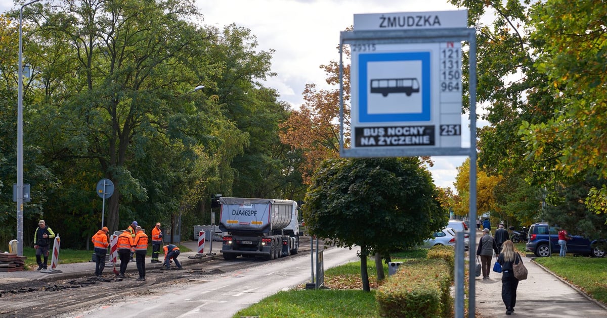 Na ulicy Żmudzkiej praca wre. Rozpoczęli frezowanie jezdni