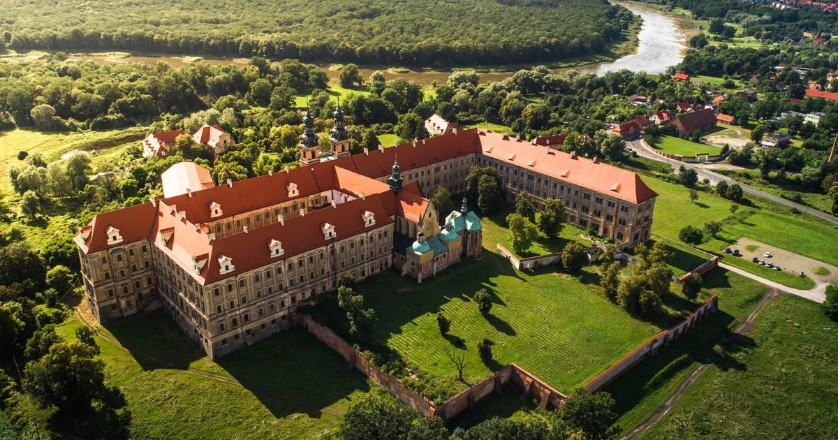 Perły Aglomeracji Wrocławskiej: Odkryj tajemnice opactwa cystersów w Lubiążu