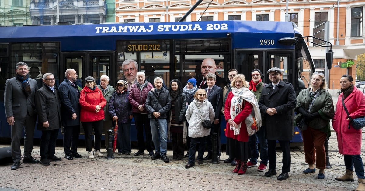 Tramwaj Studia 202 wyjechał na wrocławskie tory. Upamiętnia 70 lat radiowej legendy