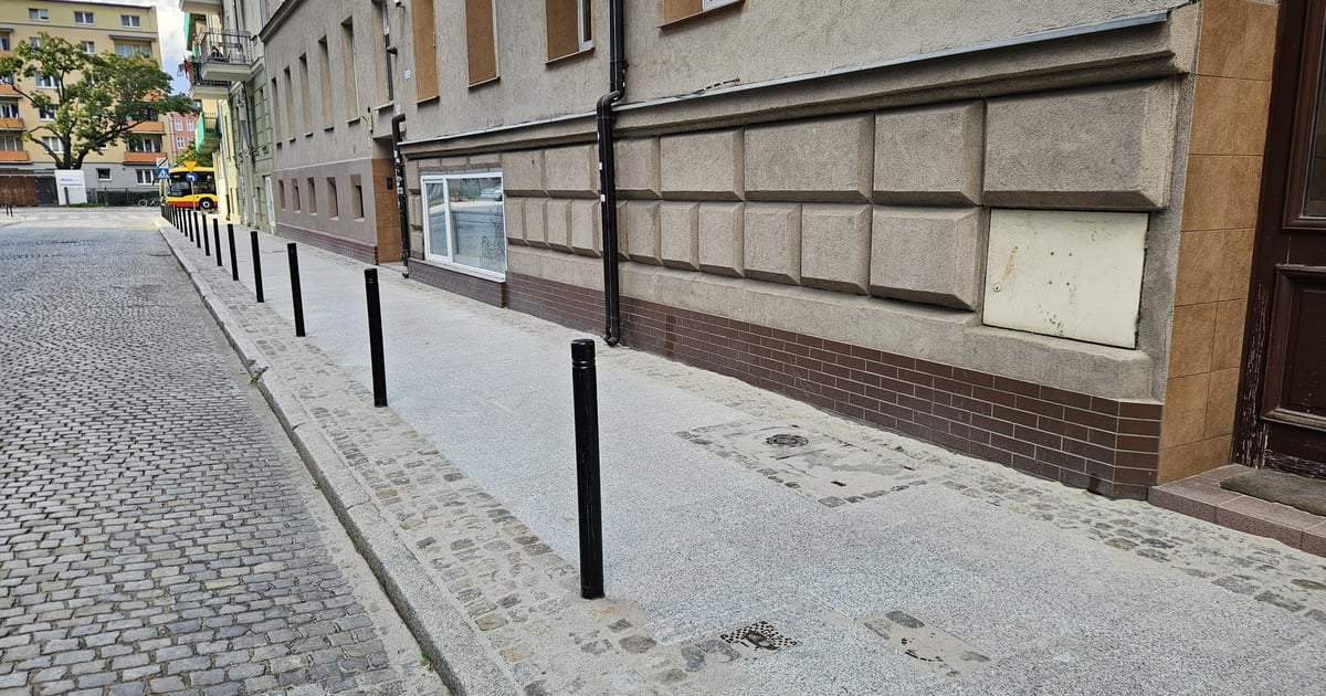Chodnik na placu Konstytucji 3 Maja już odnowiony