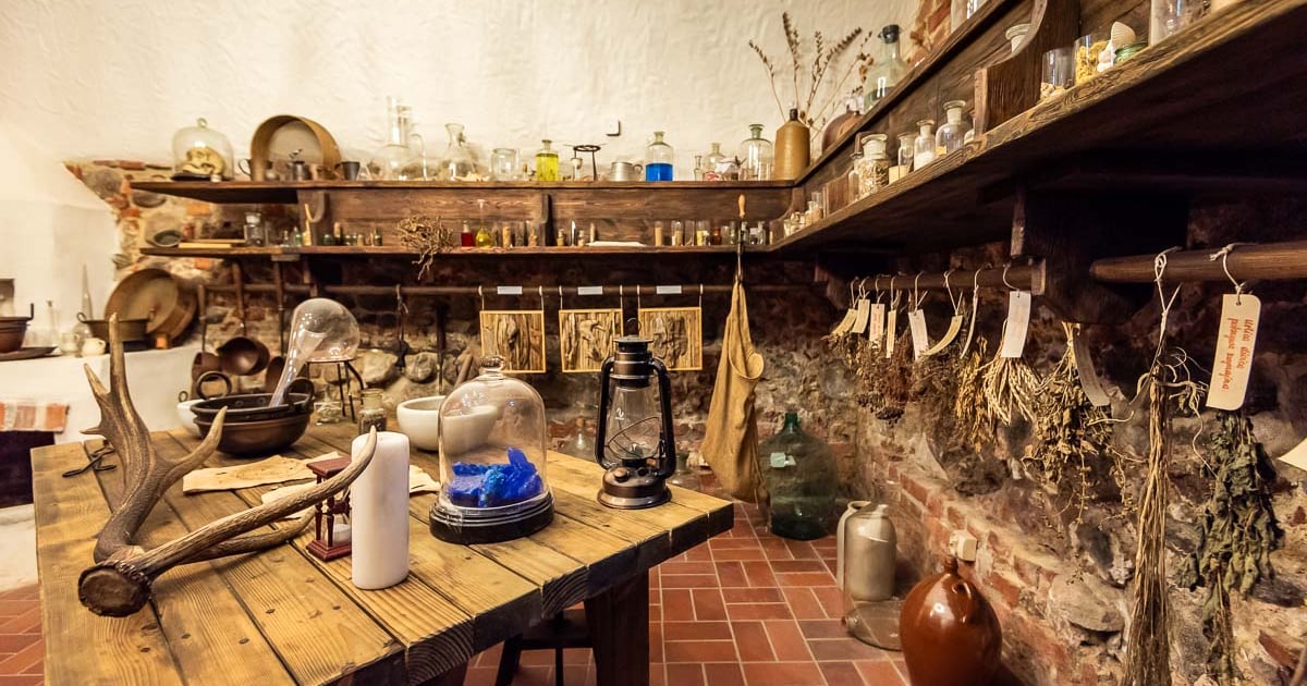 Muzeum Farmacji w dawnej aptece z XIII wieku | UCZELNIANE MUZEA