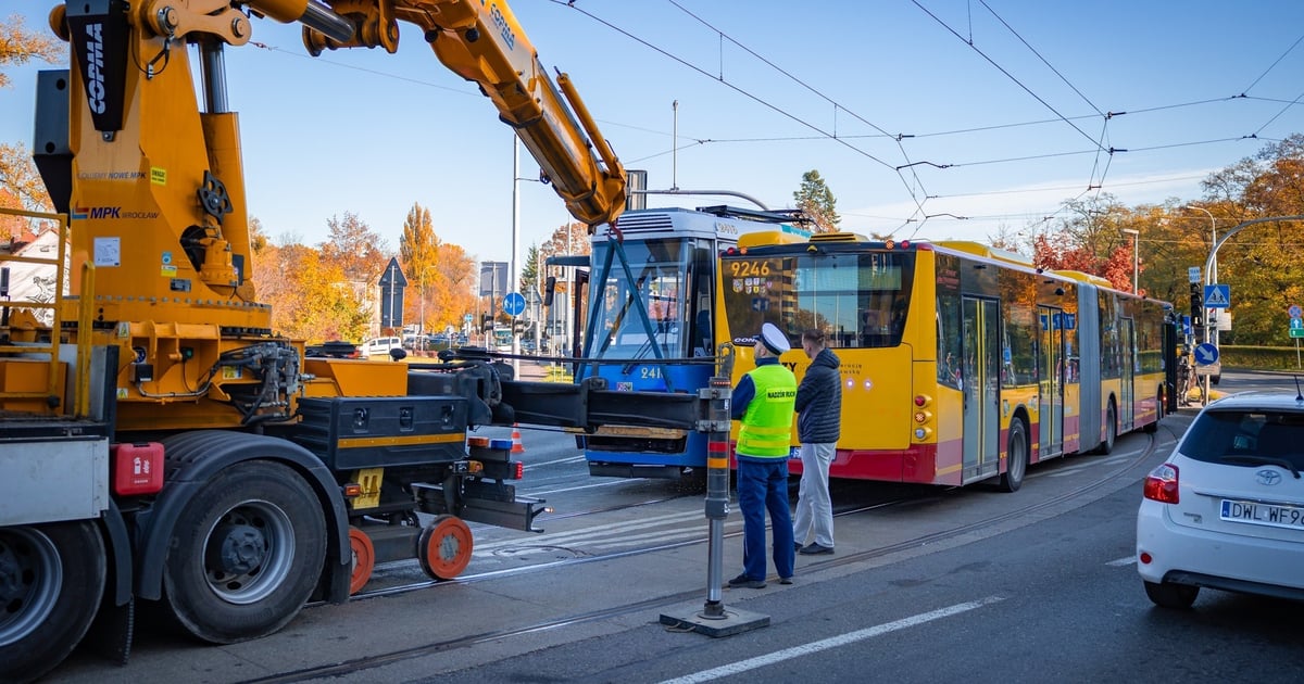 Zderzenie tramwaju z autobusem przy Moście Szczytnickim. MPK Wrocław użyło dźwigu
